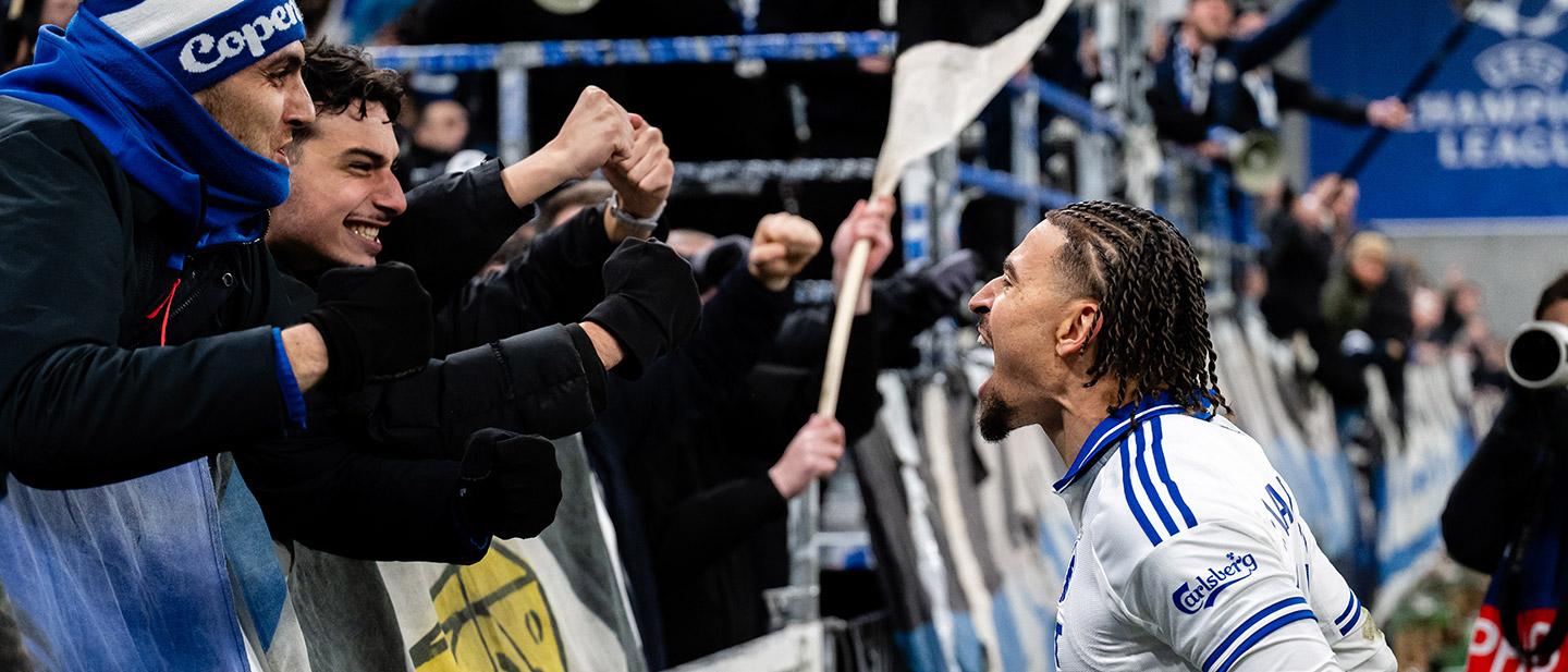 Jordan Larsson jubler med publikum